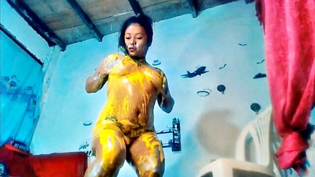 amateur asian squirt with colorful show featuring feet play : kling_toney