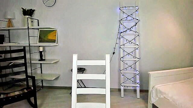 watch a young teens nude performance on cam