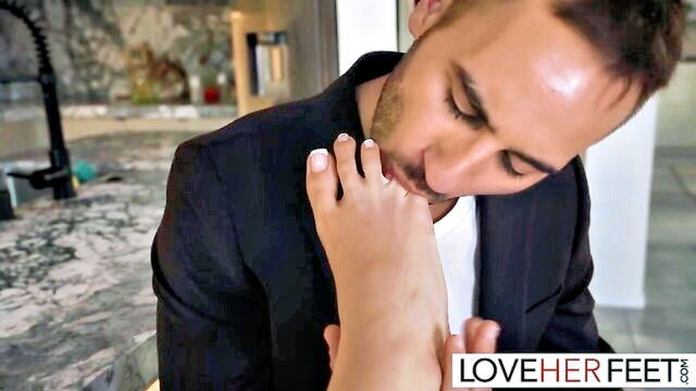 roxie sinner - toes to cheer footjob