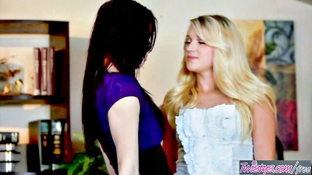 girls play, make out, aiden ashley - aiden ashley make out