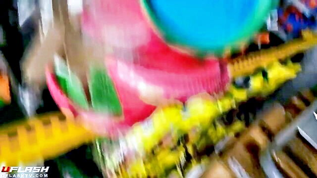 indian housewife gets a handjob in the store : casper_vita