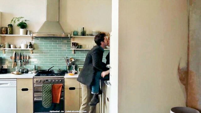 florence pugh - florence pugh bath scene