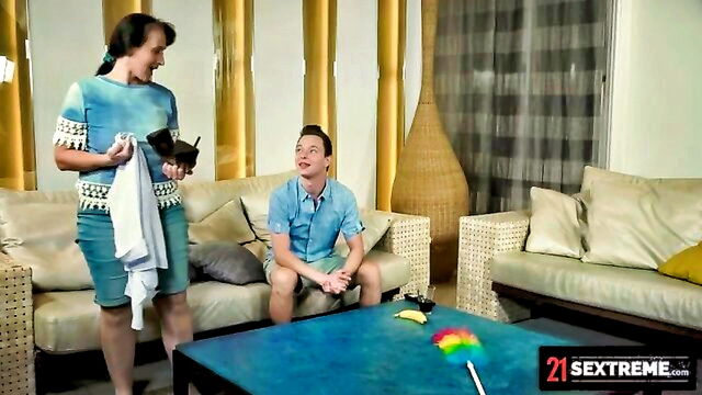 nikki nuttz - hairy mature maid blowjob