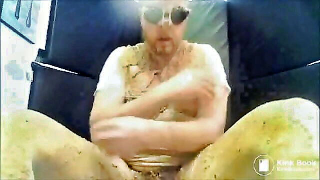 squiffalicky the pig gets messy : Scat Kings Men