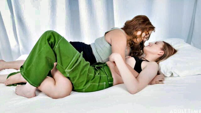 Scarlett Sage, Leana Lovings - same room chemistry xxx Girls Way