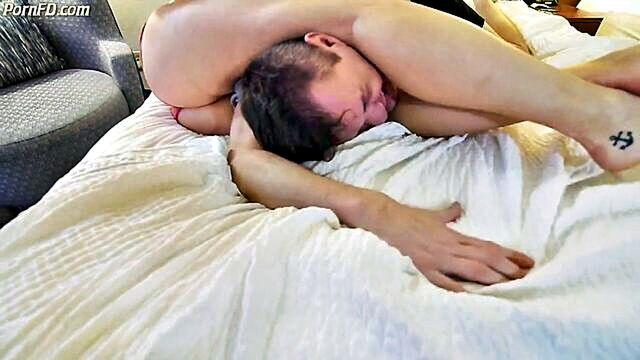 blonde, wrestling, fetish - lorens cunning moves in sensual headscissors play
