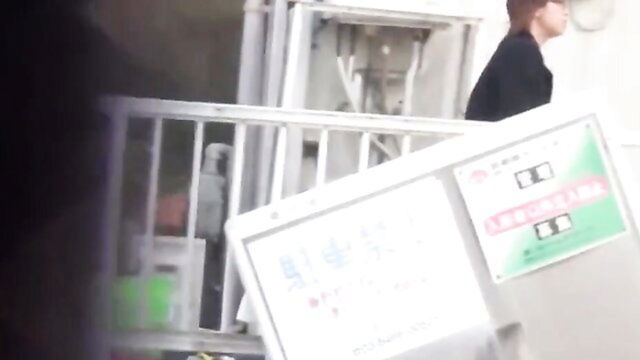 hairy japanese girl peeing alley