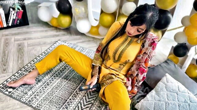 bhabhi indian big boobs, big tits aunty, alone - aaliyah yasin desi aunty