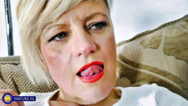 amateur dildo play with ellie