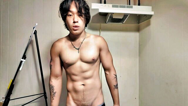 chang lu - japanese flexing guy