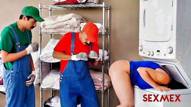 threesome, latina, stepmom - mario brothers kaari cachonda