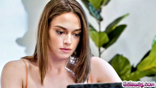 dee and sophia eat out