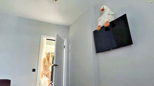 lesi moonie - busty blonde lesi_moonie chaturbate