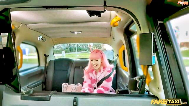 Charlie Dean, Evie Rees - pink hair cumbankумов Fake Taxi