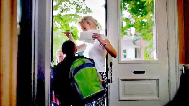 Gillian Anderson - gillian anderson nippy scene