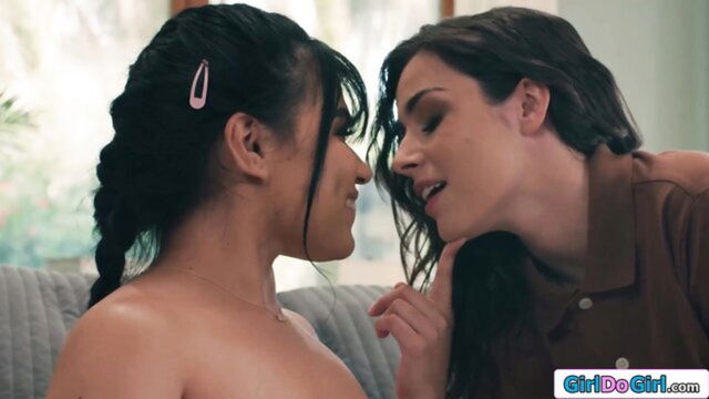 latina courier strapon sex : GirlDoGirl