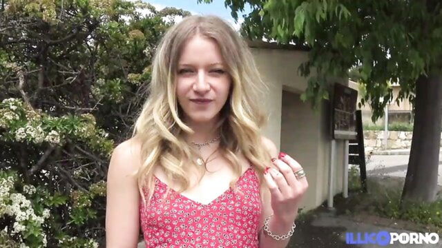 sally student fucks outdoors : Illico Porno