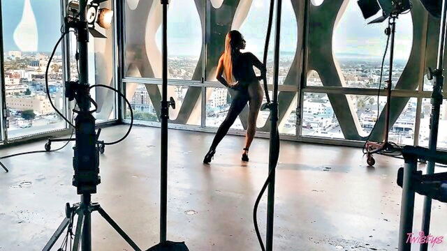 nicole doshi - nicole doshis elegant solo show