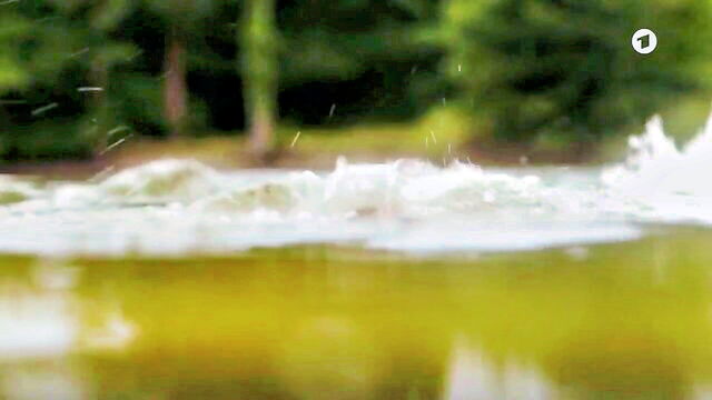 nackte schauspielerin, underwater, sideboobs - Bettina Burchards nude sideboobs
