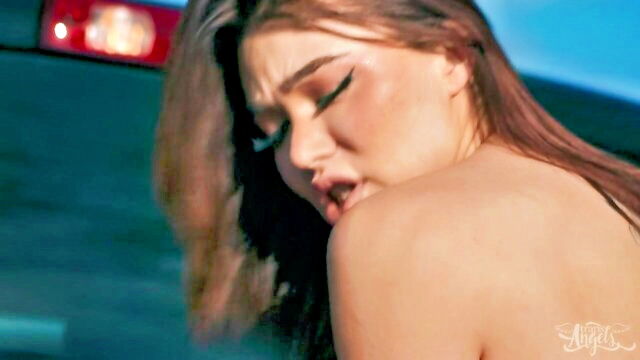 Small Hands - small hands seduces with passion Trans Angels