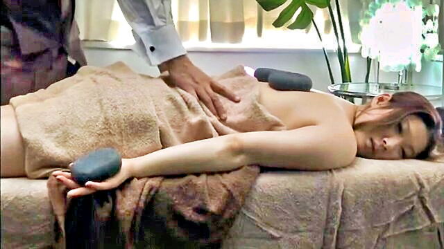 a japanese lady receives a personal massage with oil in a discreet salon : Private