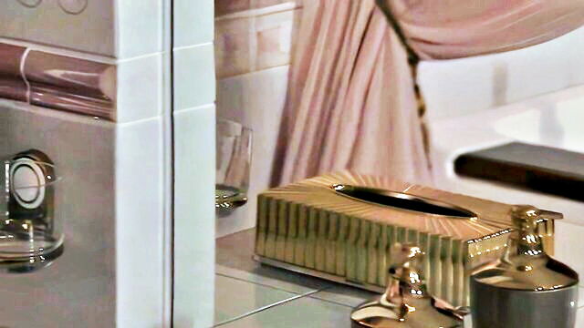 linda brown - linda brown MILF ass