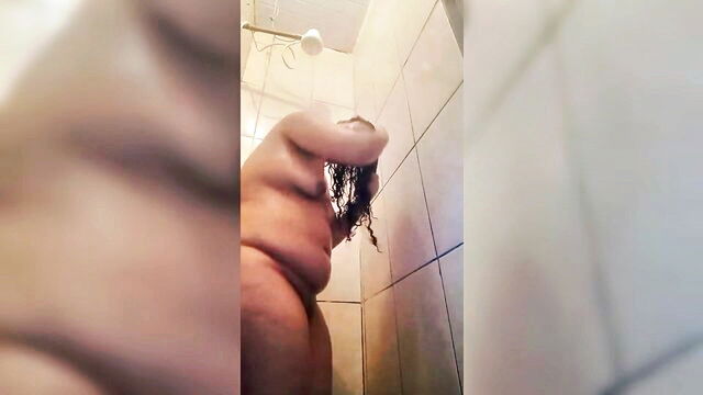 jully ninfetinha - hot honey masseuse in the tub