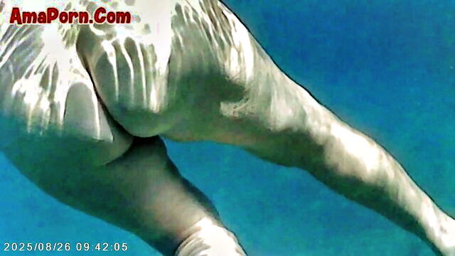 nudismo, amatoriale matura, culona italiana - Agata nuda sotto lacqua