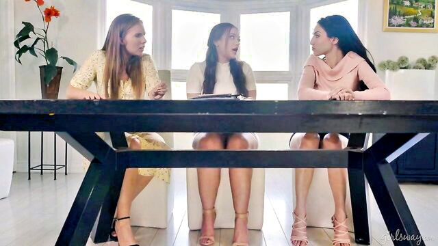 girls way lesbian scissoring