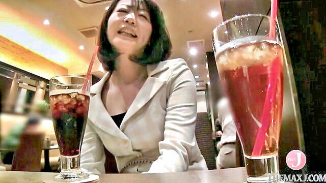 monglish milf exposed tits ass