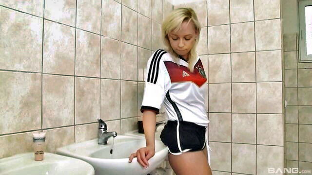 naomi nevena - naomi nevena toilet wank