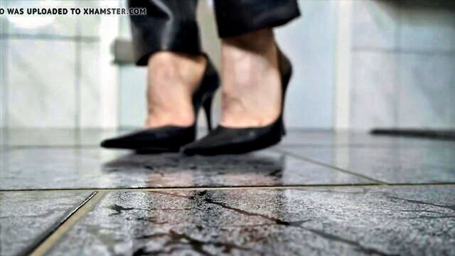 leather fetish hottie