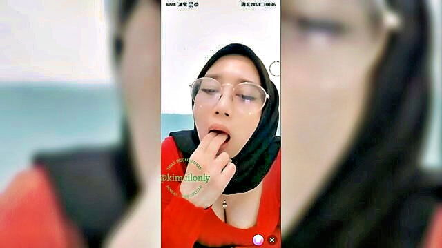 kiki from indonesia explores her pink triangle with her fingers : Bang