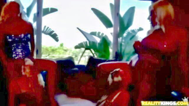 Jazy Berlin, Jessica Lynn, Sammie Rhodes, Lux Kassidy - smoking divas threesome Reality Kings