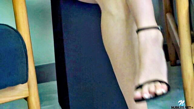 solo girl, solo, spread legs - didis peachy ass