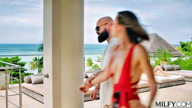 Girls Share BBC Threesome : MILFY