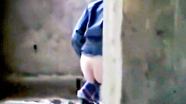 this quick to pee babe found a secluded spot to relieve herself in record time : cgorczany