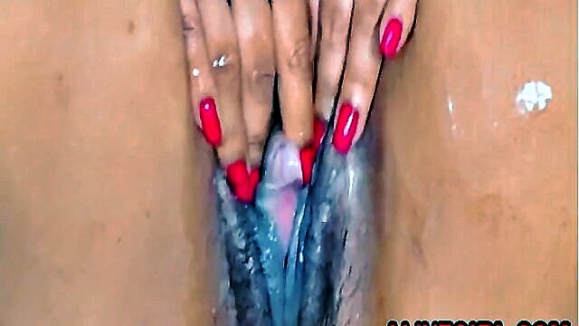 amateur solo masturbation with squirt and wet pussy close up : goyette_lorenzo